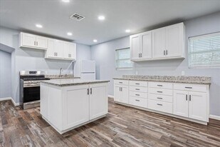 117 Emma St in Bartlett, TX - Building Photo