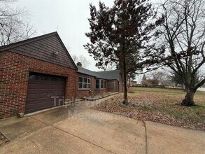 520 Hentschel Pl in Ferguson, MO - Building Photo - Building Photo