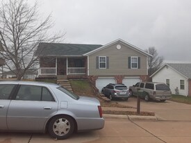 3915 Scarborough Way in Jefferson City, MO - Building Photo