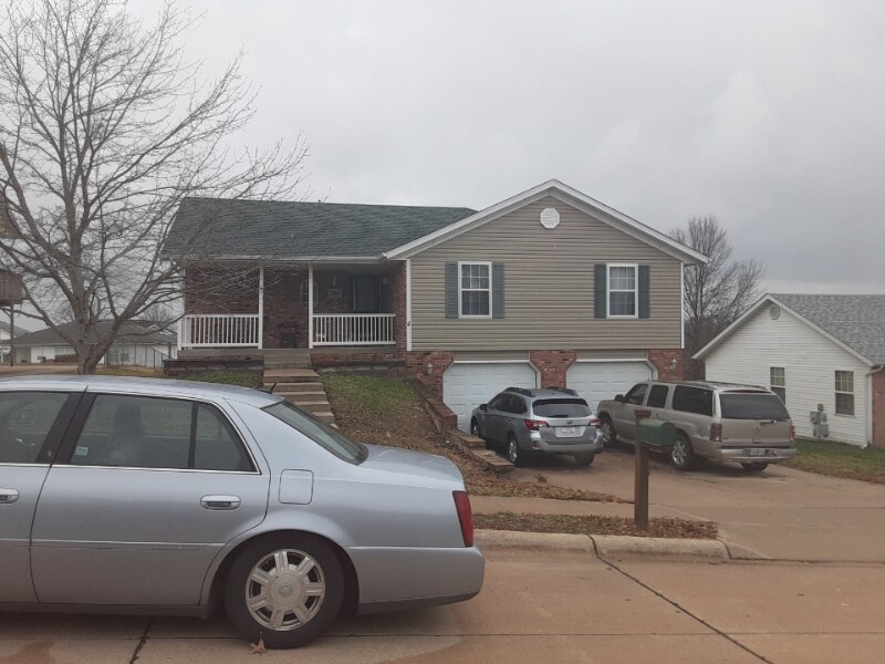 2407 Hyde Park Rd in Jefferson City, MO - Foto de edificio