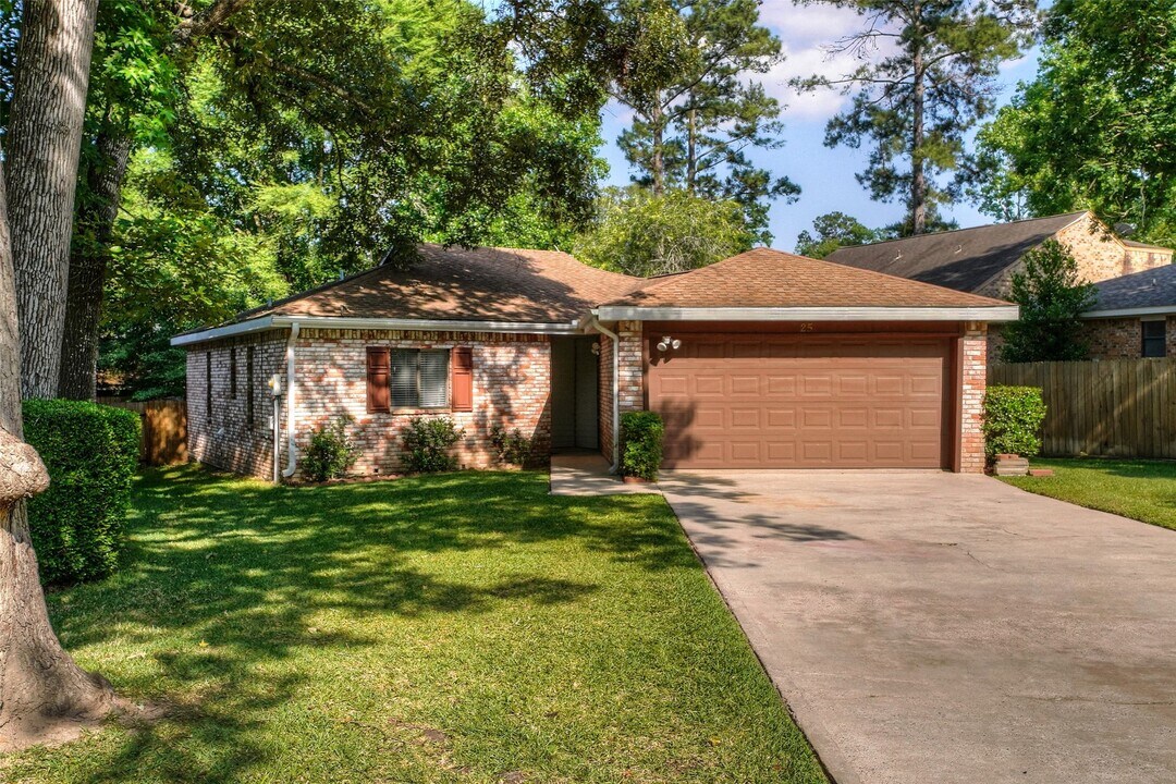 25 Shady Oak Ln in Conroe, TX - Building Photo