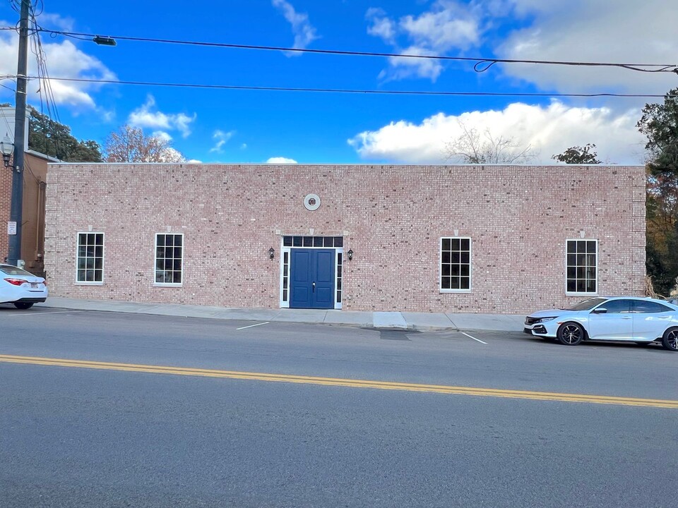 1208 Gay St in Dandridge, TN - Foto de edificio