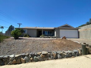 9306 Dalehurst Rd in Santee, CA - Foto de edificio - Building Photo