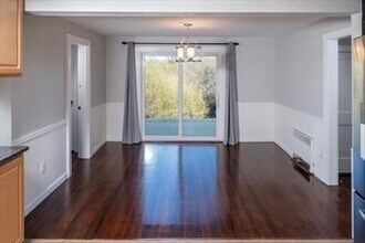 8 Winona Way in Hingham, MA - Foto de edificio - Building Photo