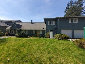 1017 Yew St in Bellingham, WA - Building Photo