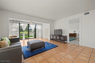 400 Misty Pines Cir in Naples, FL - Building Photo - Building Photo