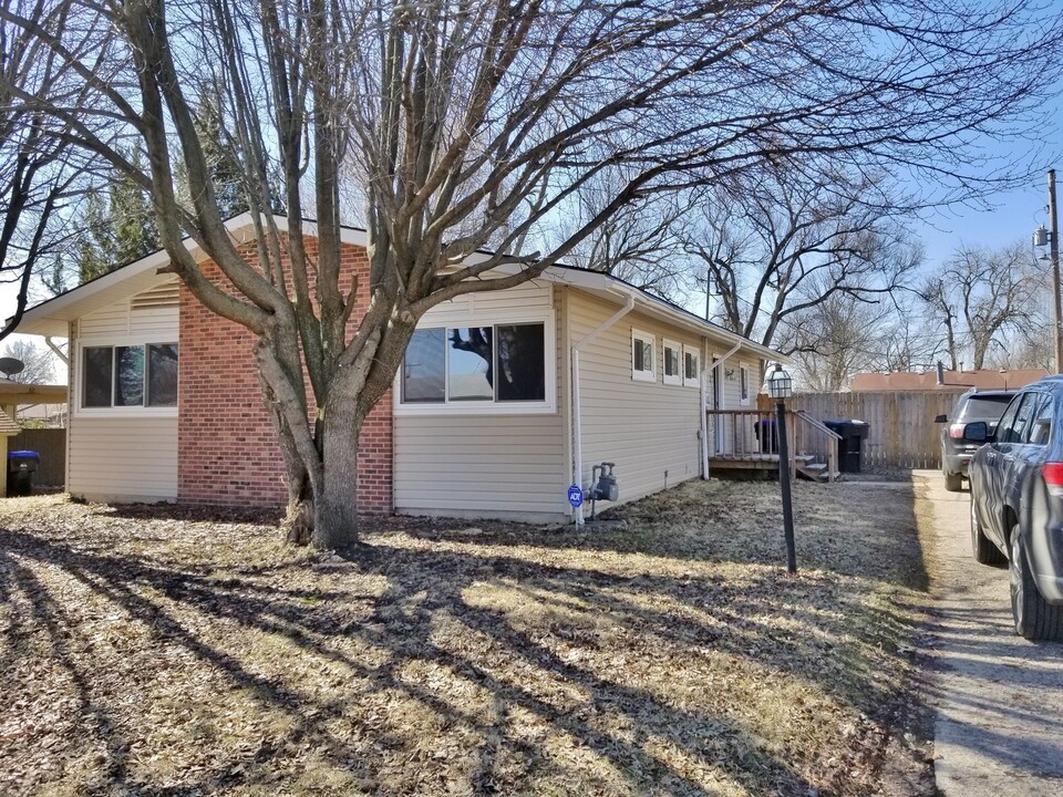 6943 SW Towerview Ln in Topeka, KS - Foto de edificio