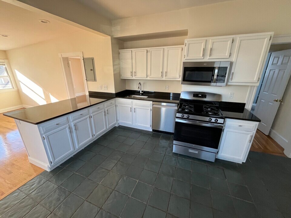 2572 Massachusetts Ave, Unit 2 in Cambridge, MA - Building Photo