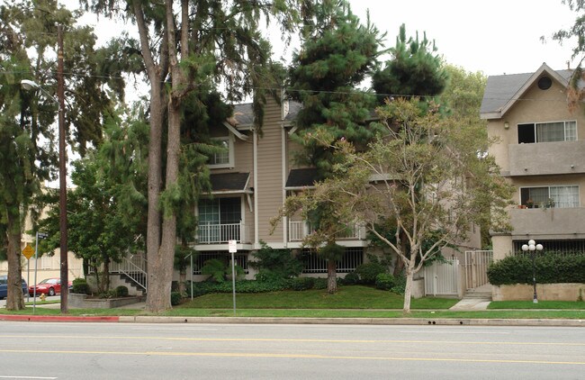 13036 Riverside Dr in Sherman Oaks, CA - Foto de edificio - Building Photo