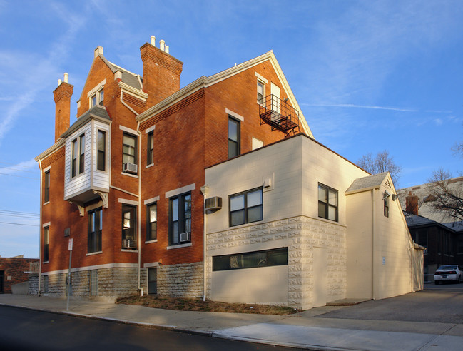 2374 Kemper Ln in Cincinnati, OH - Foto de edificio - Building Photo