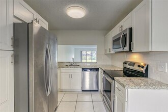 9818 Nob Hill Ct in Sunrise, FL - Building Photo - Building Photo