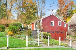 1 Ridgewood Ln in Westport, CT - Building Photo