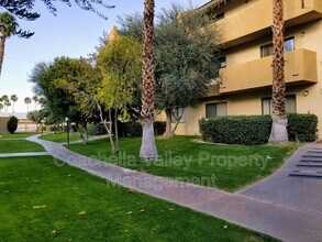 32200 Cathedral Canyon Dr in Cathedral City, CA - Foto de edificio - Building Photo