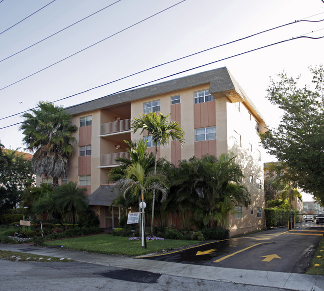 Dade House Apartments in Miami, FL - Building Photo - Building Photo