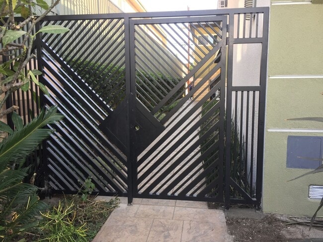 12618 Pacific Ave in Los Angeles, CA - Foto de edificio - Building Photo