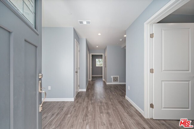 1657 Micheltorena St in Los Angeles, CA - Building Photo - Building Photo