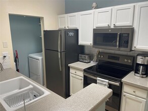 10764 70th Ave, Unit 3201 in Seminole, FL - Foto de edificio - Building Photo
