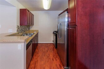 21450 Burbank Blvd, Unit Building 13 #320 in Woodland Hills, CA - Building Photo - Building Photo
