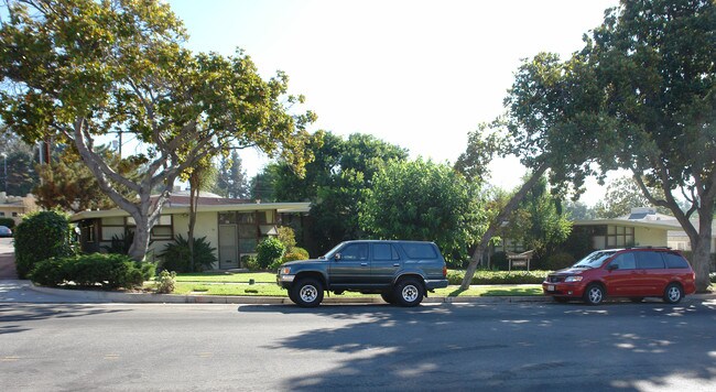 64 Avenue 64 in Pasadena, CA - Foto de edificio - Building Photo