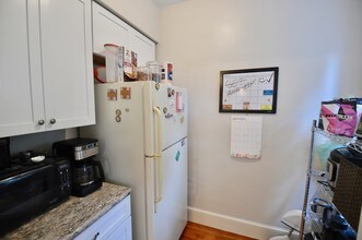 43 Woodlawn St, Unit 1 in Dedham, MA - Foto de edificio - Building Photo