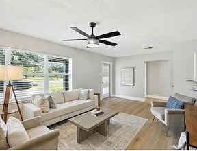 3076 Walnut Hill Ln in Dallas, TX - Foto de edificio - Building Photo