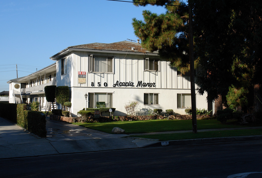 Acacia Manor in Inglewood, CA - Building Photo