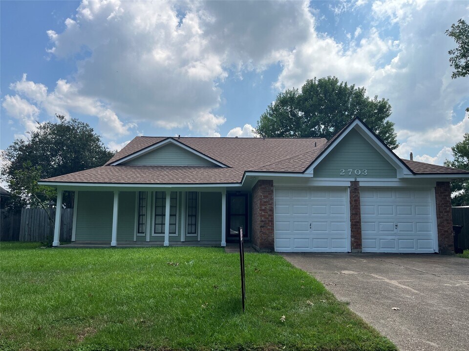 2703 Hot Springs Dr in Pearland, TX - Building Photo