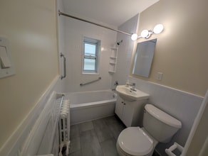 2559-2559 Bloor St W in Toronto, ON - Building Photo - Building Photo