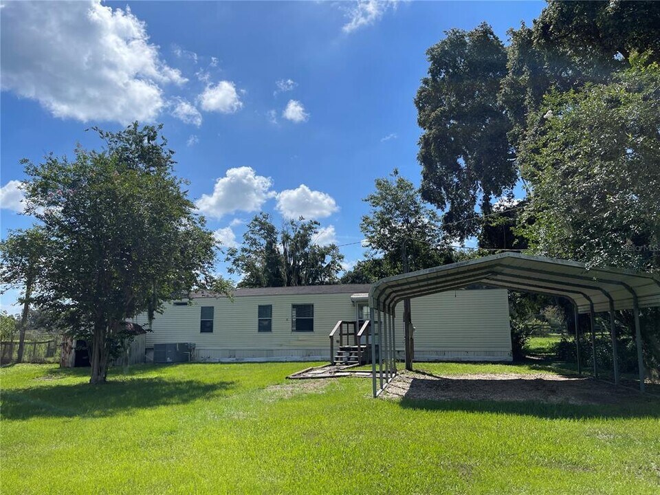 8719 Lithia Pinecrest Rd in Lithia, FL - Building Photo