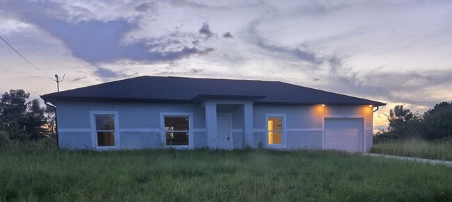 426 Parnell Ave in Lehigh Acres, FL - Foto de edificio - Building Photo