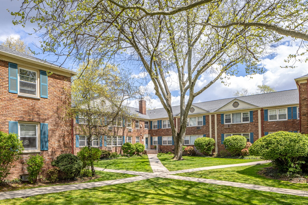 24 Hutton Ave in West Orange, NJ - Building Photo