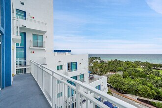 7600 Collins Ave in Miami Beach, FL - Building Photo - Building Photo