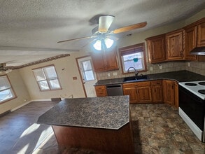 821 W Spruce St in Junction City, KS - Foto de edificio - Building Photo