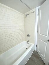 908 W Montrose Ave, Unit GDN in Chicago, IL - Building Photo - Building Photo