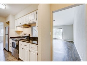 Lake Country Village Apartments in Oconomowoc, WI - Foto de edificio - Building Photo