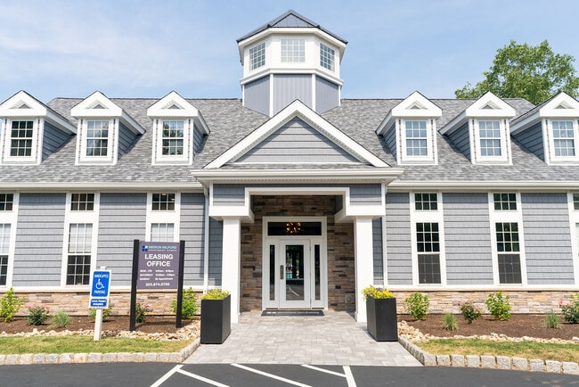 Merion Milford Apartment Homes in Milford, CT - Foto de edificio - Building Photo