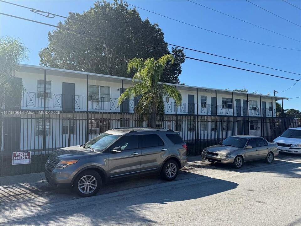 1306 NW 61st St-Unit -7 in Miami, FL - Building Photo