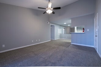 Treehouse Apartments in Conroe, TX - Foto de edificio - Building Photo