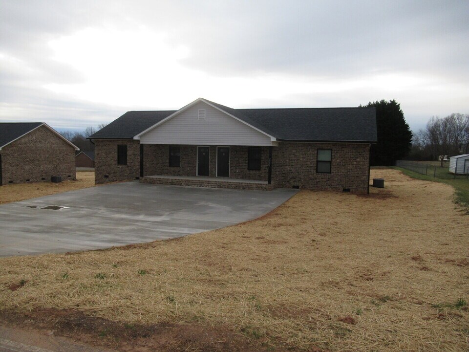 2977 Gaston-Webbs Chapel Rd in Lincolnton, NC - Building Photo