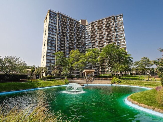 2 Bay Club Dr, Unit 18 Z4 in Bayside, NY - Foto de edificio - Building Photo