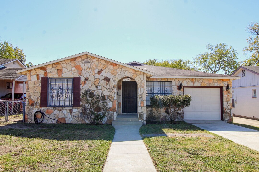 1310 Vanderbilt St in San Antonio, TX - Building Photo