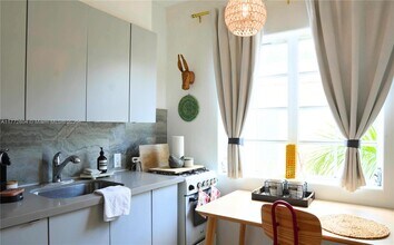 1227 Euclid Ave in Miami Beach, FL - Building Photo - Building Photo