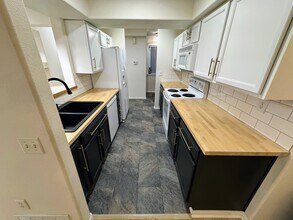 7059 Fairweather Park Loop in Anchorage, AK - Building Photo - Building Photo