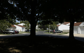 Arbors at Raintree in Freehold, NJ - Foto de edificio - Building Photo