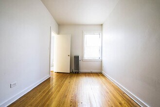 7417-25 S Phillips 2444 E 74th Place Chicago, IL 60649 in Chicago, IL - Foto de edificio - Building Photo