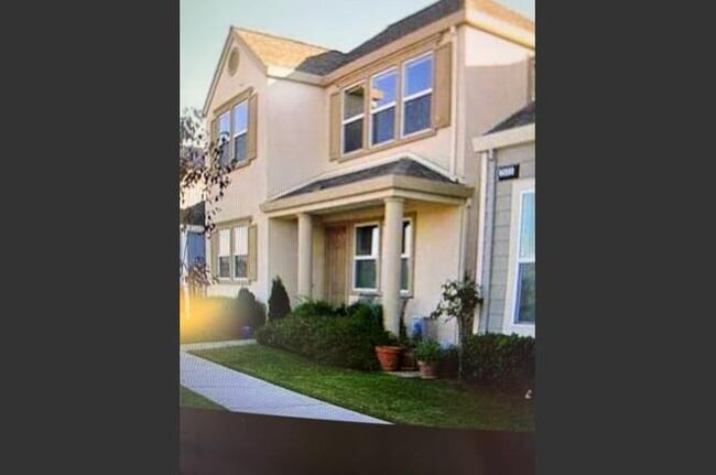 property at 2527 N Village Dr