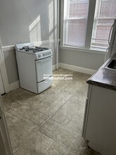 121 Hawthorne St, Unit C3 in Chelsea, MA - Building Photo - Building Photo