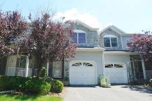 370 Summerhill Dr in Morris Plains, NJ - Building Photo