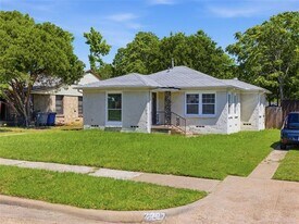 2211 Wilbur St in Dallas, TX - Building Photo