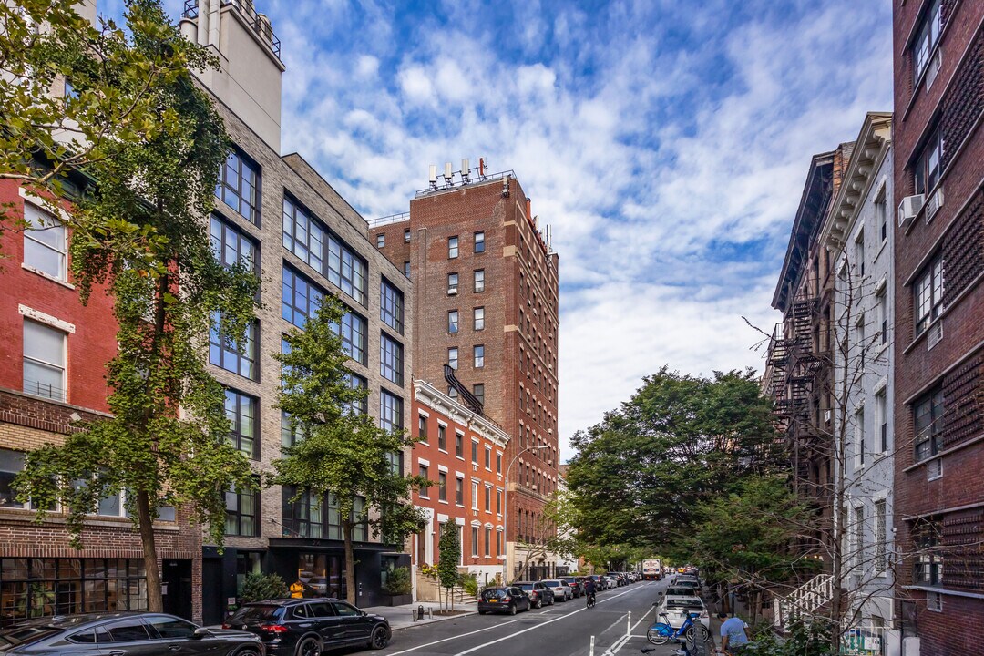 222 W 15th St in New York, NY - Building Photo